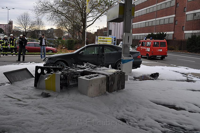 Tanksaeule umgefahren in Leverkusen P25.JPG